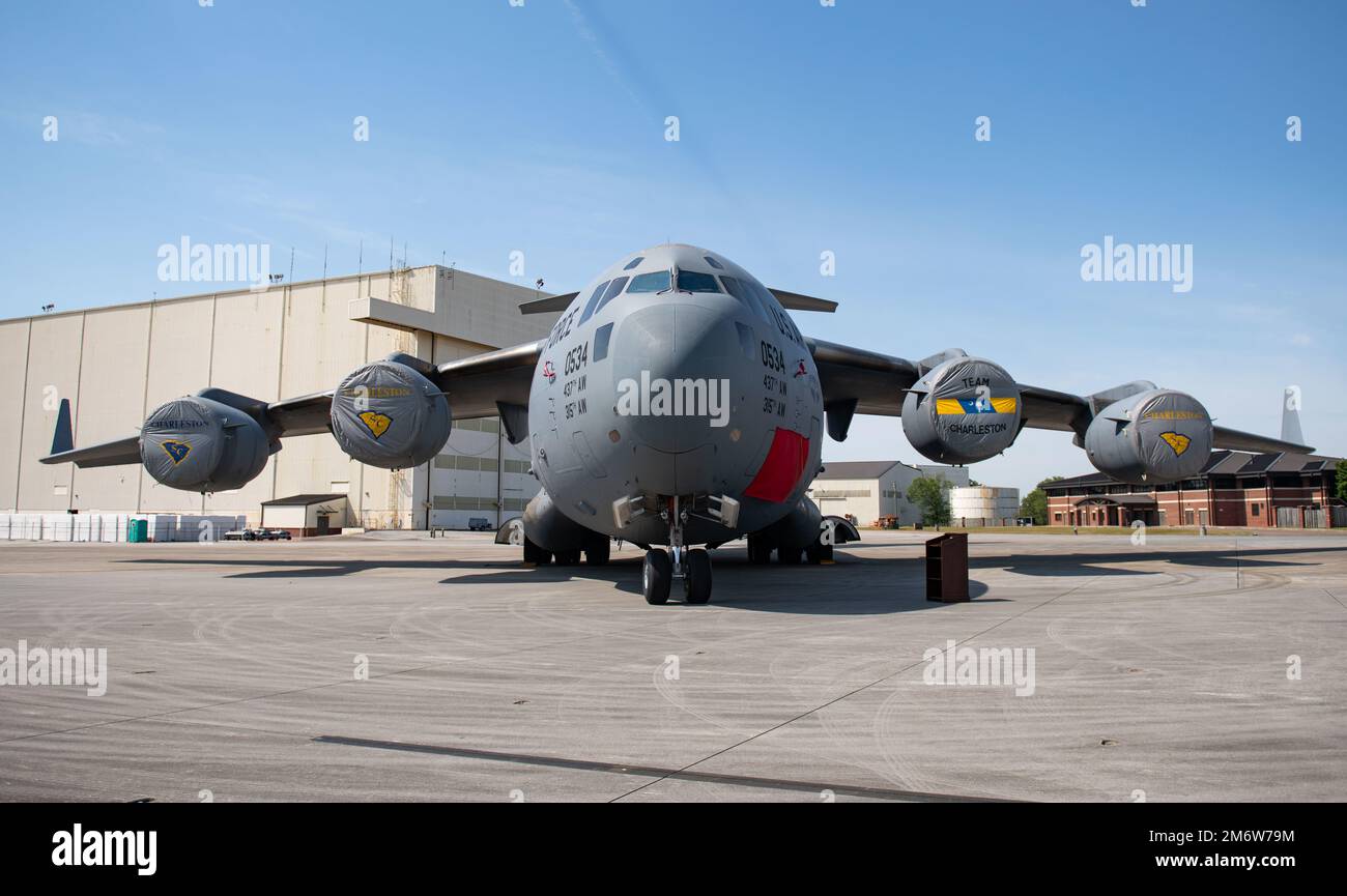 Ein 16. Airlift-Geschwader C-17 Globemaster III ist vorbereitet für eine Zeremonie zur Nasenkunst-Enthüllung auf der Fluglinie am Joint Base Charleston, South Carolina, 6. Mai 2022. Der 16. AS begann 2002 mit dem C-17. Stockfoto