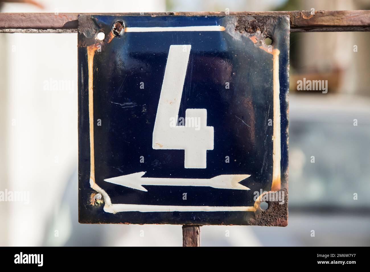Verwitterte Grunge quadratisch metallisch emaillierte Platte der Nummer der Straße mit der Nummer 4 Stockfoto