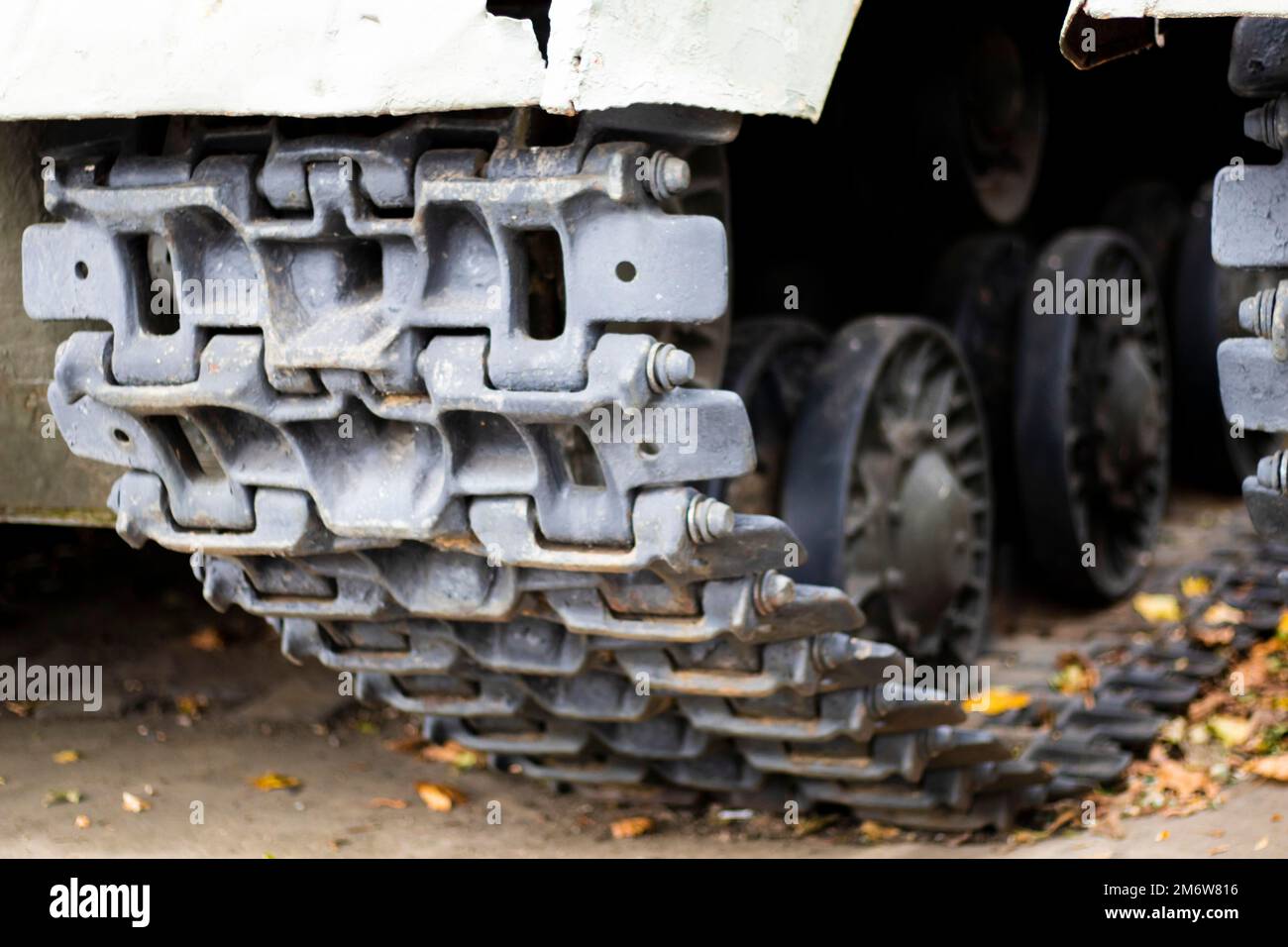 Caterpillar und die Rollen eines grünen Panzers. Militärarmee-Konzept. Nahaufnahme der Kamerabewegungen. Caterpillar-Räder. Tank auffüllen Kl Stockfoto