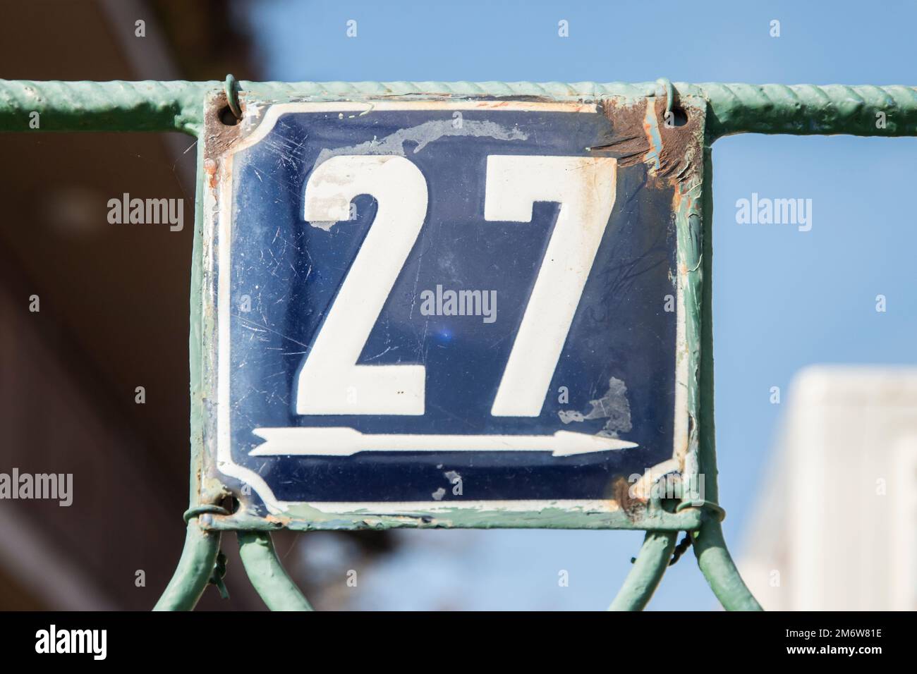 Verwitterte Grunge quadratischen Metall emaillierte Platte der Anzahl der Straße Adresse mit der Nummer 27 Stockfoto