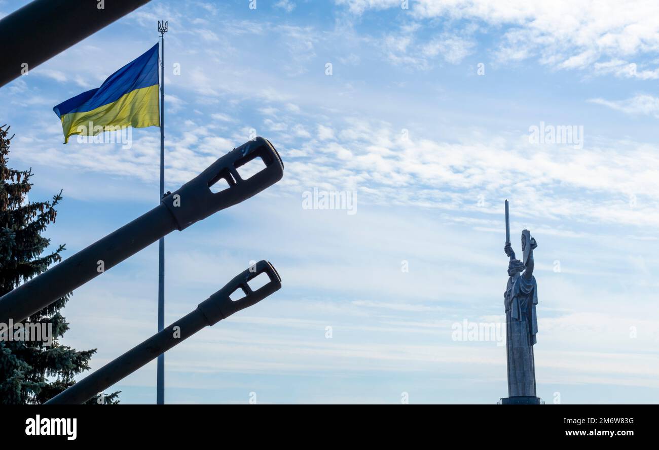 Die ukrainische Flagge flattert im Wind, in der Nähe der berühmten Vaterlandstatue. Die größte Staatsflagge der Ukraine in der Stockfoto