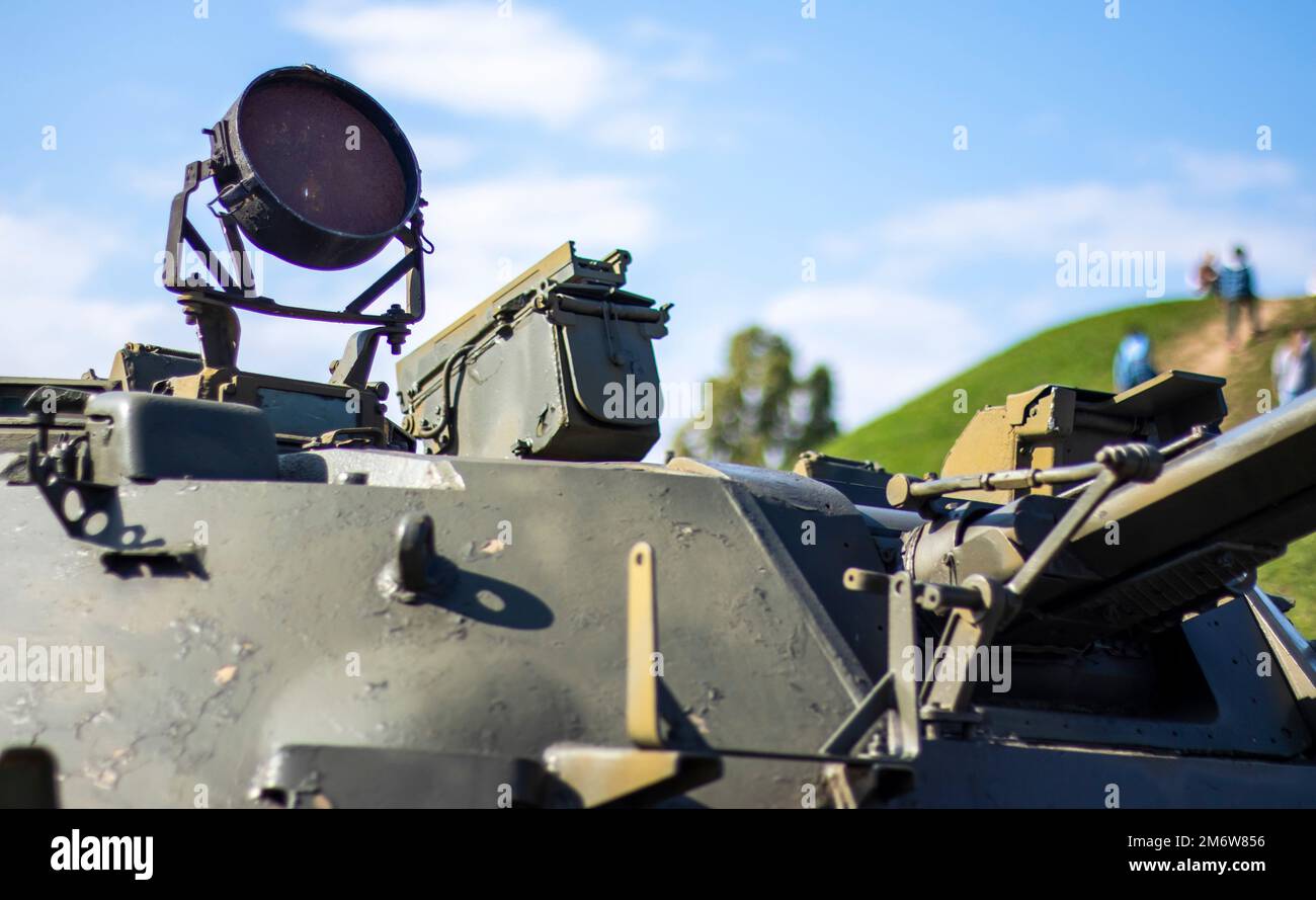 Turm eines gepanzerten Personentransporters oder Panzers. Schwere Kriegswaffen, Himmelshintergrund. Militärausrüstung für Kampf und Verteidigung. Cann Stockfoto