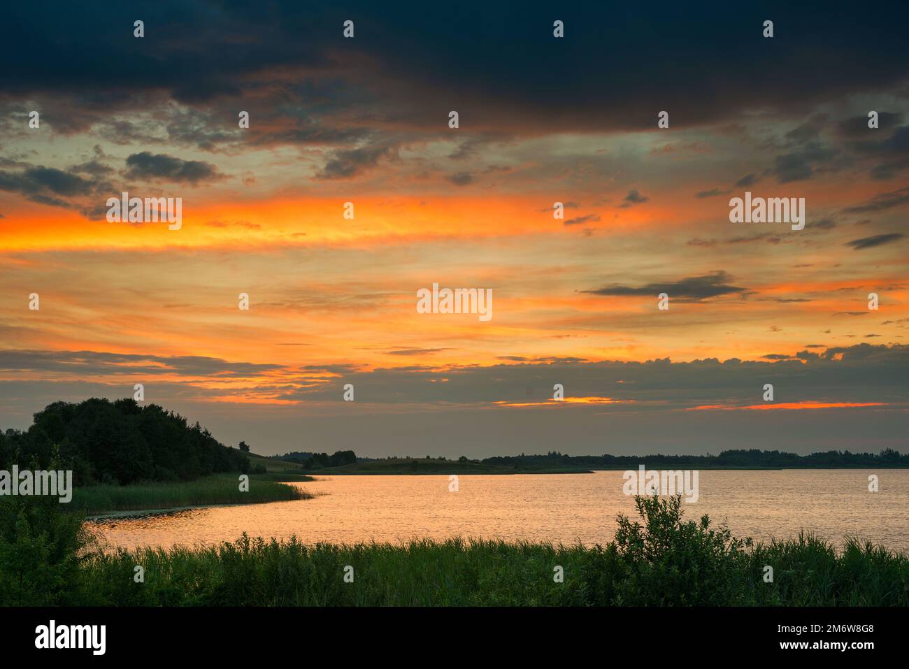 Ruhige Landschaft mit einem See am Abend Stockfoto