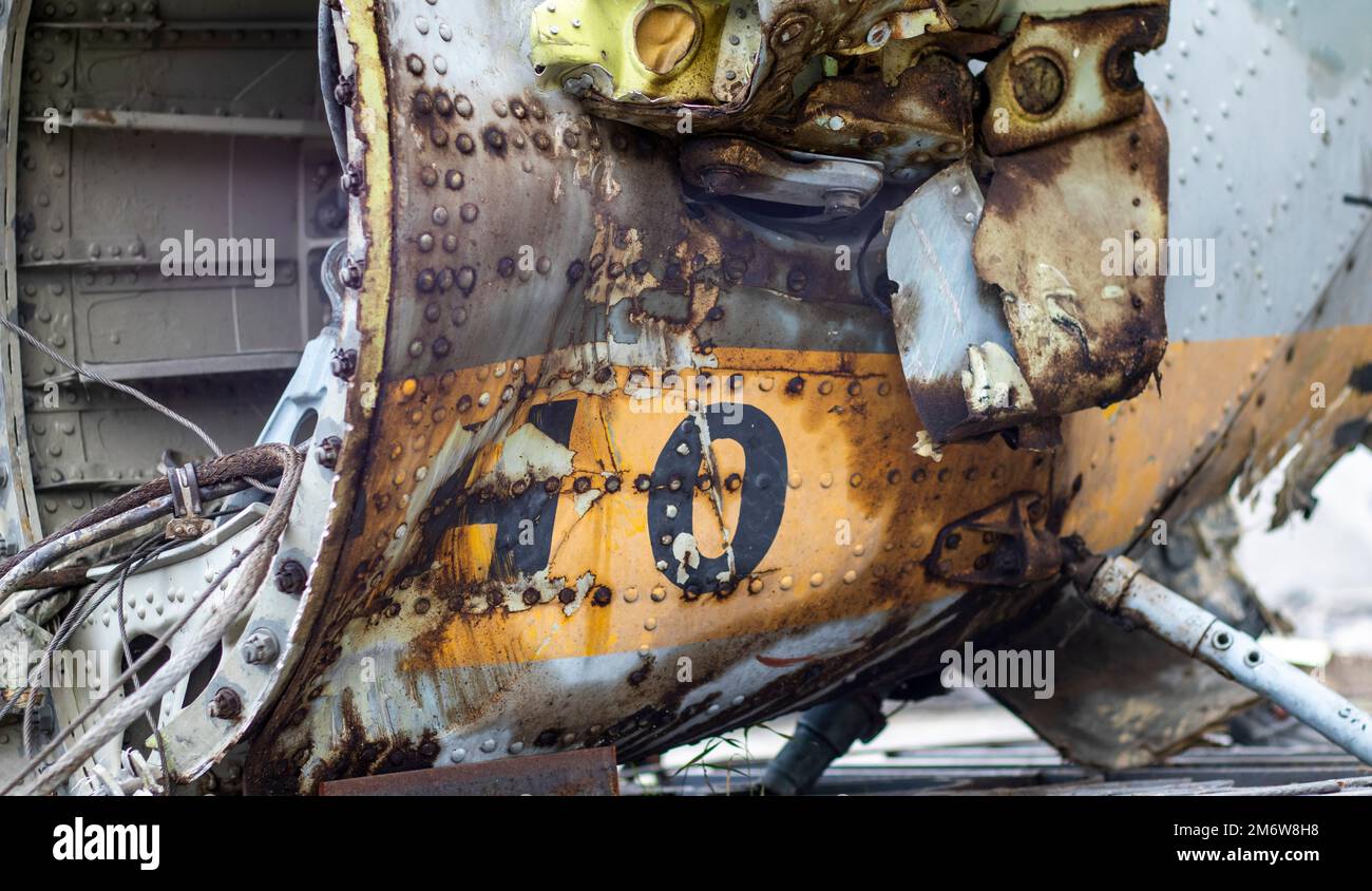 Detail des Mi-24 Hubschraubers. Überreste eines zerstörten Kampfhubschraubers der russischen Luftwaffe Hind Crocodile. Motorrotor, Rotorblätter, Stockfoto