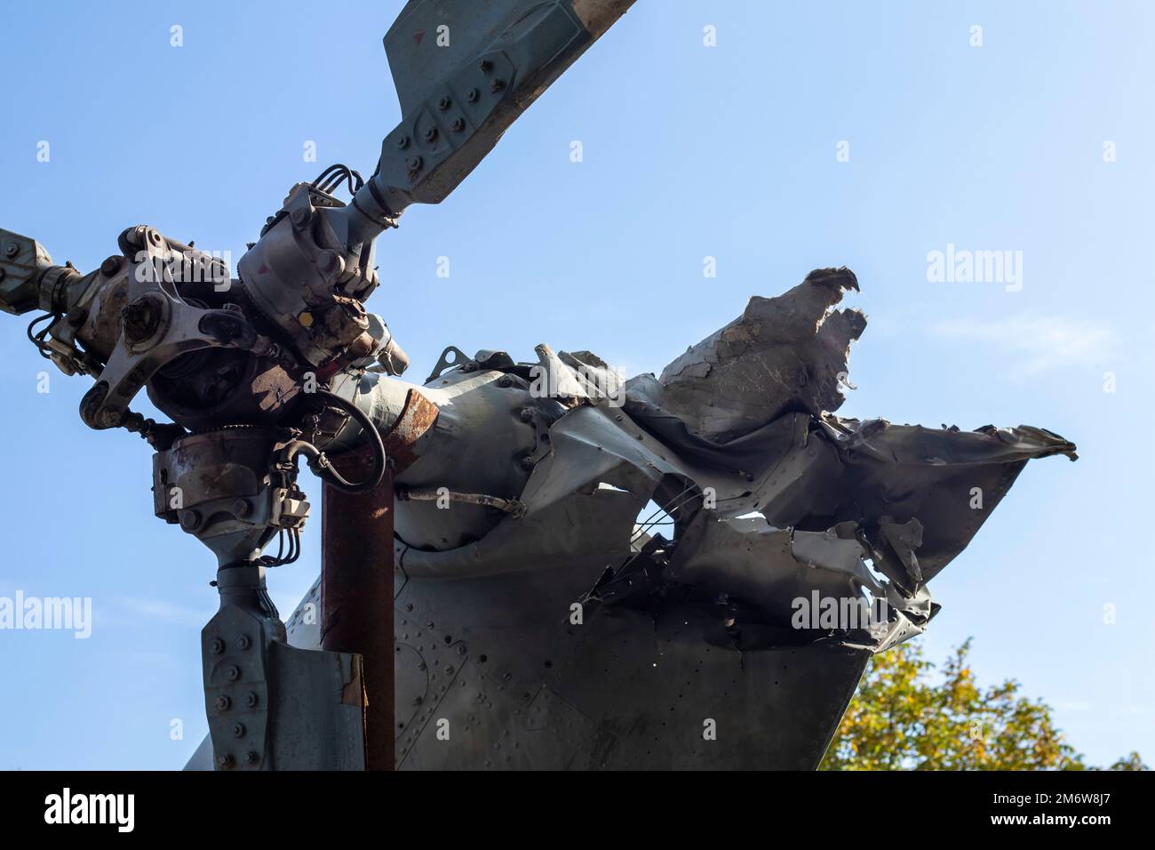 Verbrannte Teile des zerstörten Kampfhubschraubers der russischen Luftwaffe Hind Crocodile. Das Wrack eines abgestürzten Hubschraubers. Krieg in Ukr Stockfoto