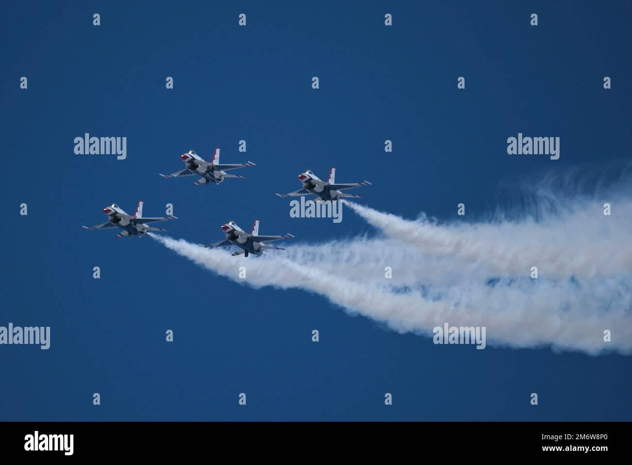 Vier F-16, die Falcons aus den USA bekämpfen Das Demonstrationsgeschwader der Luftwaffe, bekannt als „Thunderbirds“, probt eine neue Show für die Holloman Legacy of Liberty Air Show und das Open House 2022 am 6. Mai 2022 auf dem Luftwaffenstützpunkt Holloman, New Mexico. Ihr derzeitiges Flugzeug, die Lockheed Martin F-16, repräsentiert die gesamte Bandbreite der Fähigkeiten, die die taktischen Kämpfer der Air Force besitzen. Stockfoto