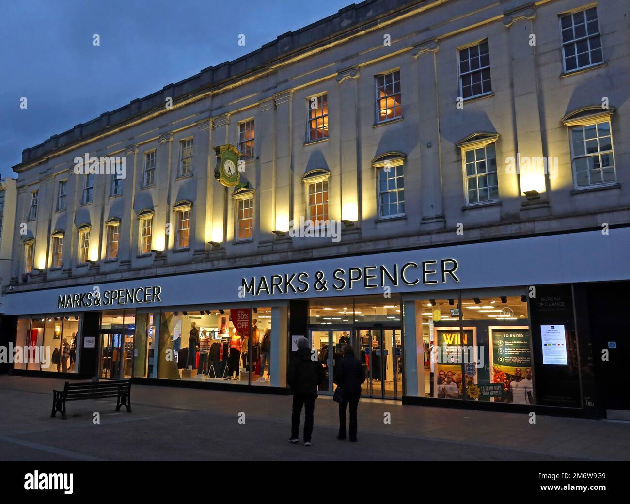 M&S, Marks & Spencer, 173 High Street, Cheltenham, Gloucestershire, England, Großbritannien, GL50 1DF, in der Dämmerung Stockfoto