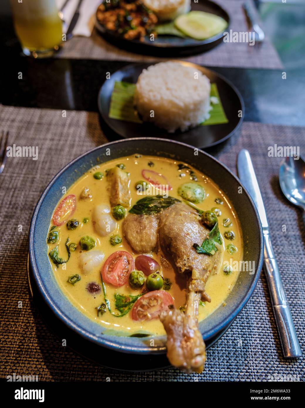 Entencurry mit Jasminreis Top Blick am Tisch mit thailändischem Essen Stockfoto