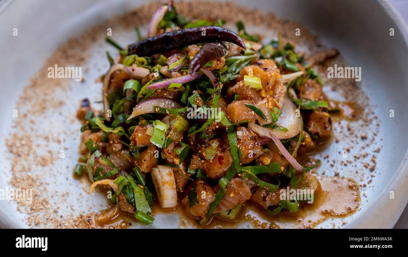 Blick von oben am Tisch mit thailändischem Essen Stockfoto