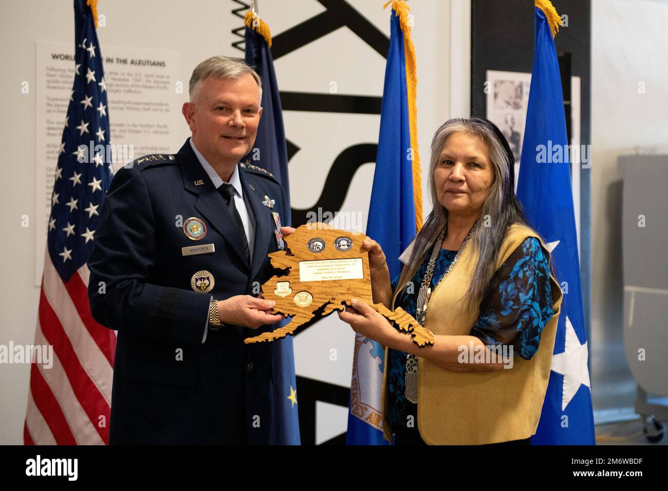 General Glen VanHerck, Commander, North American Aerospace Defense Command und U.S. Northern Command, überreichte Marie Coleman, 2. Chief, Native Village of Eklutna, Alaska, ein Geschenk, bevor er die Grundsatzrede über das 75. Jubiläum des Alaska Command, eines der USNORTHCOM unterstehenden einheitlichen Kommandos, im Alaska Aviation Museum, Anchorage, Alaska, am 6. Mai 2022 hielt. Frau Coleman war die Gastrednerin der Veranstaltung. (Foto des Verteidigungsministeriums von Chuck Marsh) Stockfoto