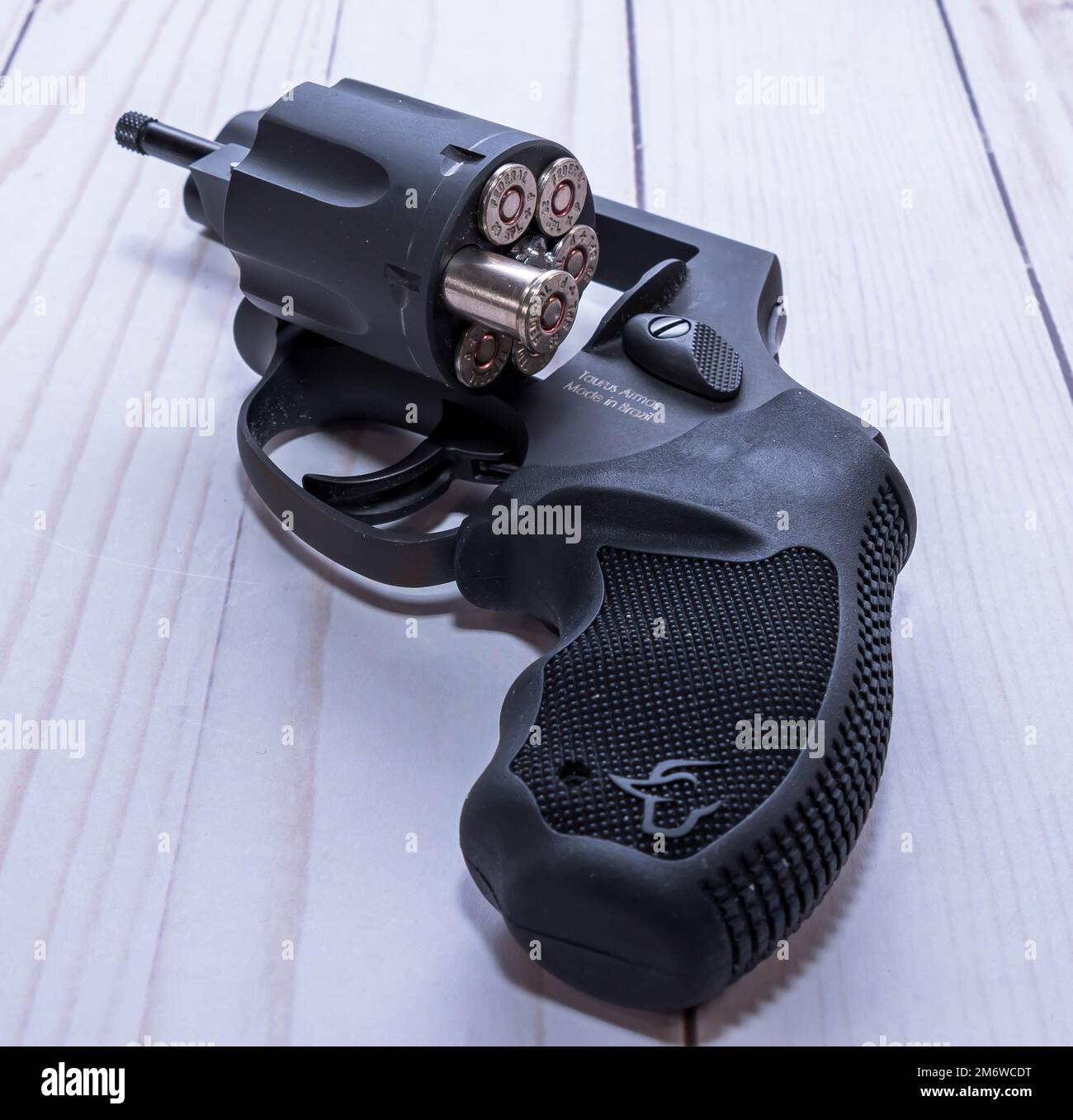 Ein schwarzer Taurus-Revolver, beladen mit 38 Spezialmunition Stockfoto