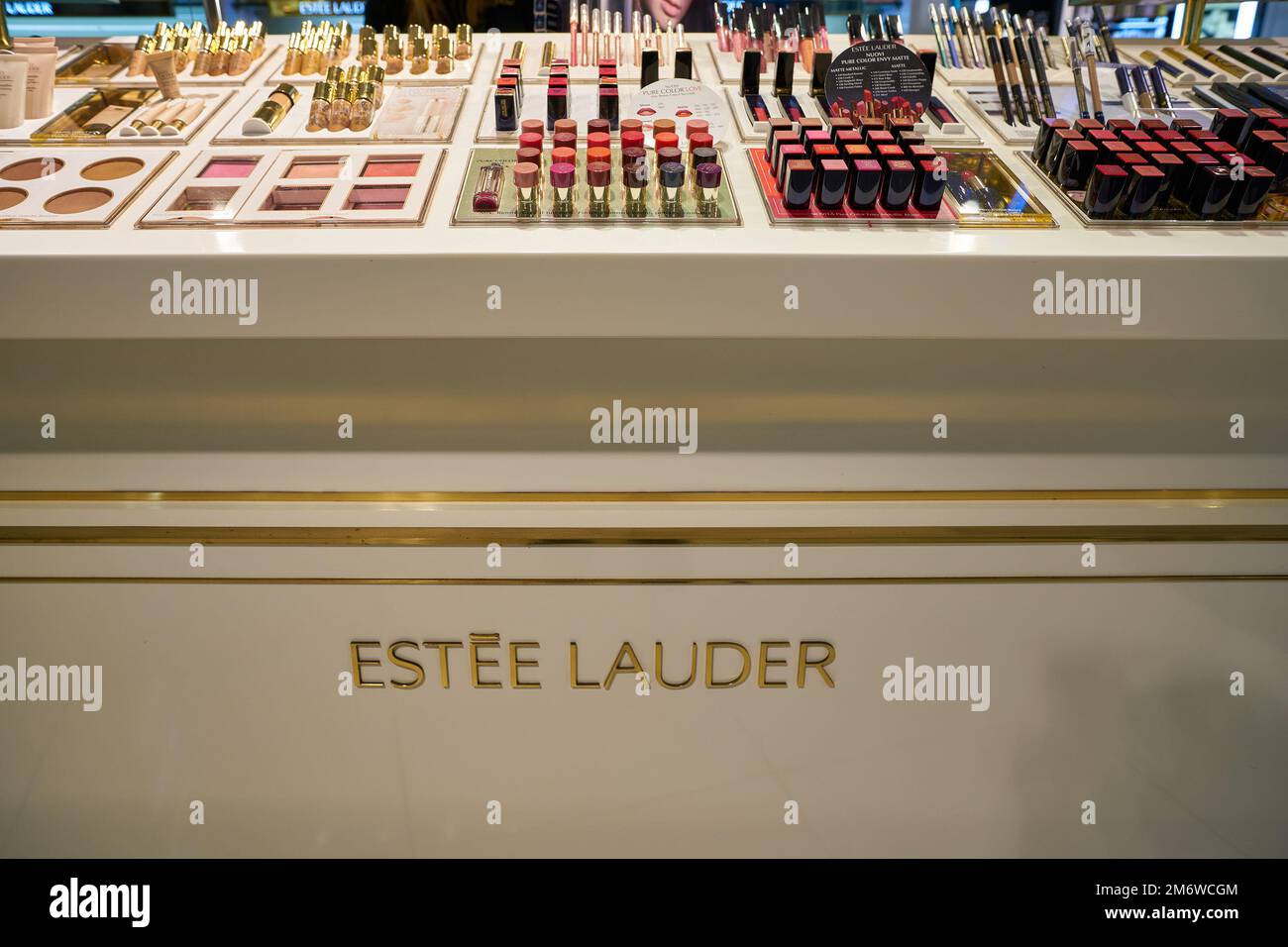 ROM, ITALIEN - CIRCA NOVEMBER 2017: Make-up-Produkte von Estee Lauder werden im Geschäft Rinascente in Rom ausgestellt. Stockfoto