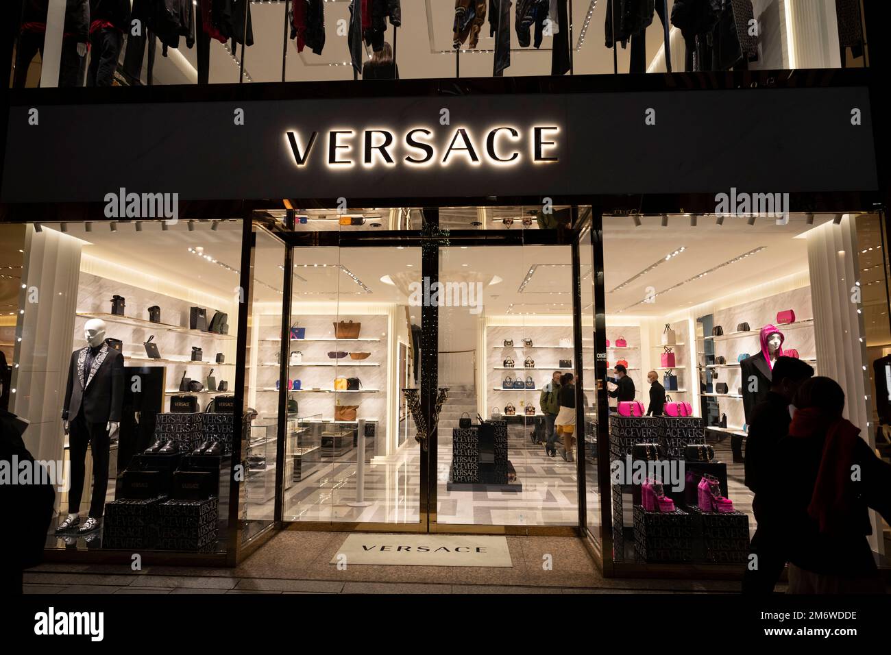 Tokio, Japan. 3. Januar 2023. Ein Versace Flaggschiff-Luxusgeschäft in Ginza. Das italienische Modehaus im Besitz von Gianni Versace S.r.l und der Muttergesellschaft Capri Holdings (NYSE $CPRI) (ehemals Michael Kors Holdings). Ginza ist ein beliebtes, gehobenes Einkaufsviertel, bekannt für seine Auswahl an Luxusgeschäften und Reichtum an der Fifth Avenue. Es liegt neben der Stadt Chiyoda, der Heimat des Kaiserpalastes und des Sitzes der japanischen Regierung. (Kreditbild: © Taidgh Barron/ZUMA Press Wire) Stockfoto