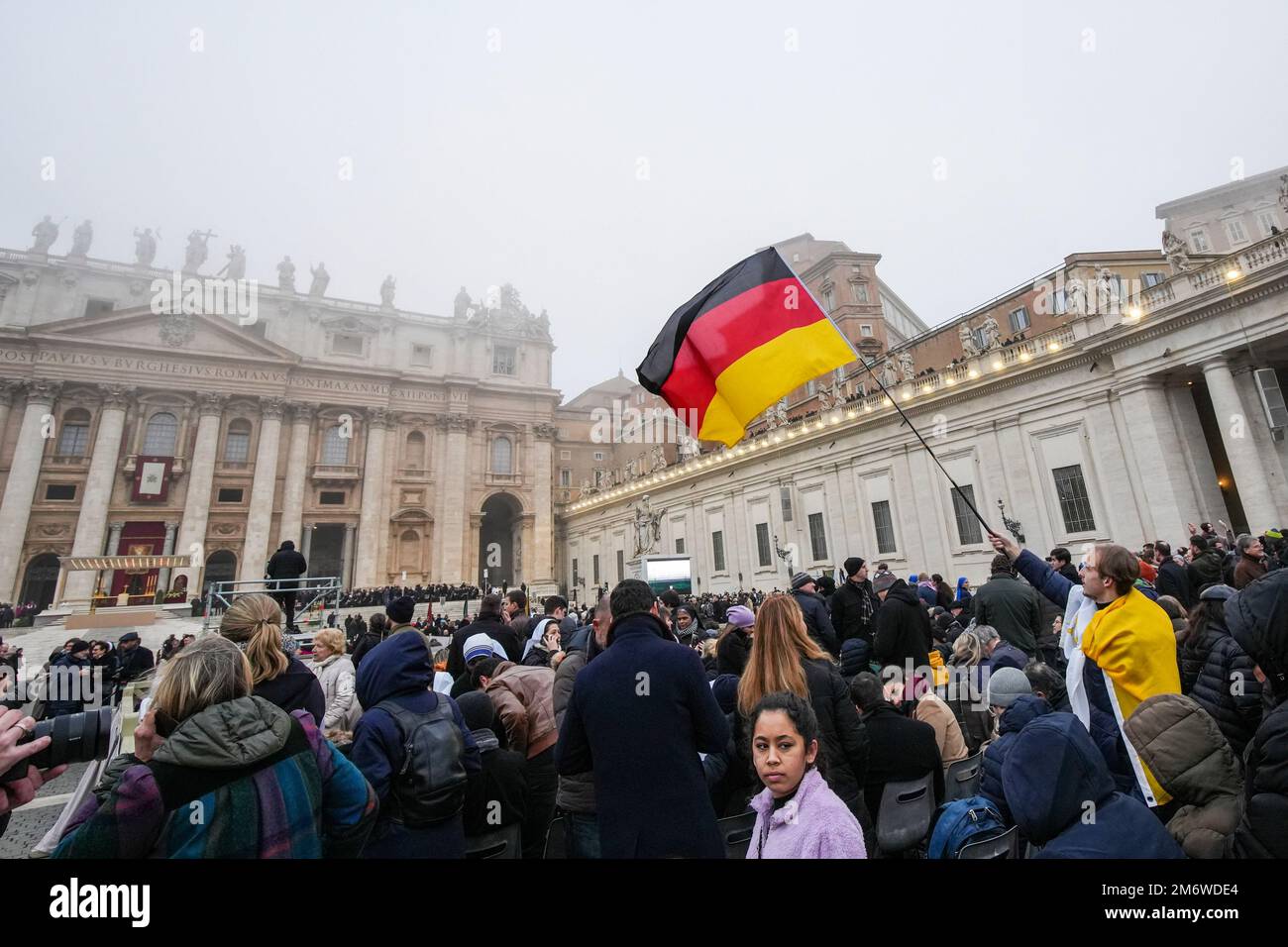 Vatikan, Vatikan. 05. Januar 2023. Treue warten früh am Morgen auf den Beginn der öffentlichen Bestattungsmesse für den verstorbenen Papst Emeritus Benedict XVI Papst Emeritus Benedict XVI. Starb im Alter von 95 Jahren am 31. Dezember im Kloster Hook Ecclesiae im Vatikan, wo er die letzten zehn Jahre verbracht hatte. Kredit: SOPA Images Limited/Alamy Live News Stockfoto