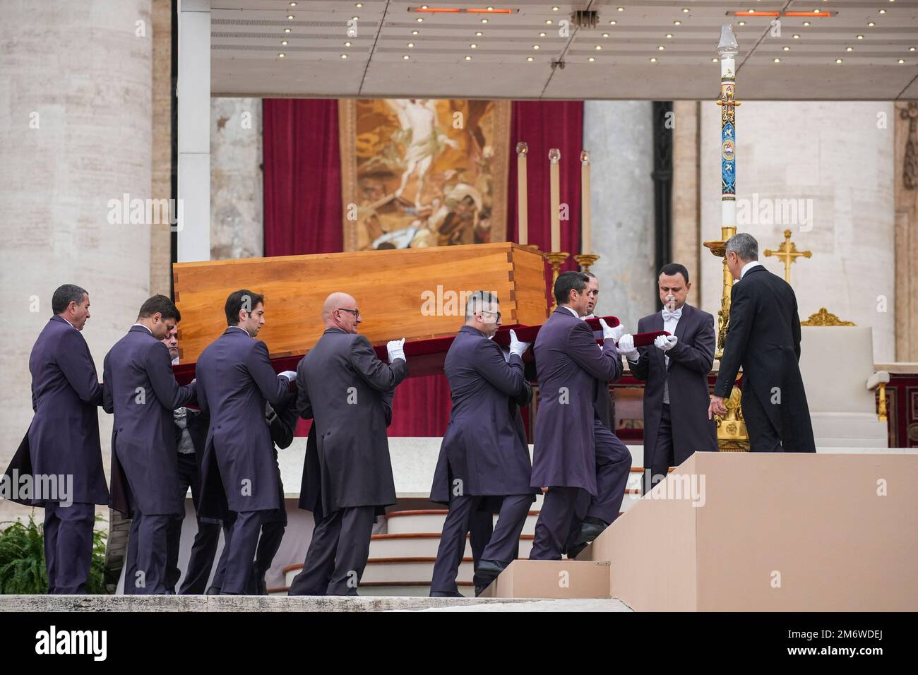 Vatikan, Vatikan. 05. Januar 2023. Der Sarg des verstorbenen Papstes Emeritus Benedikt XVI. Wird nach St. Peter's Square für die öffentliche Bestattungsmesse. Papst Emeritus Benedict XVI. Starb im Alter von 95 Jahren am 31. Dezember im Kloster Hook Ecclesiae im Vatikan, wo er die letzten zehn Jahre verbracht hatte. Kredit: SOPA Images Limited/Alamy Live News Stockfoto