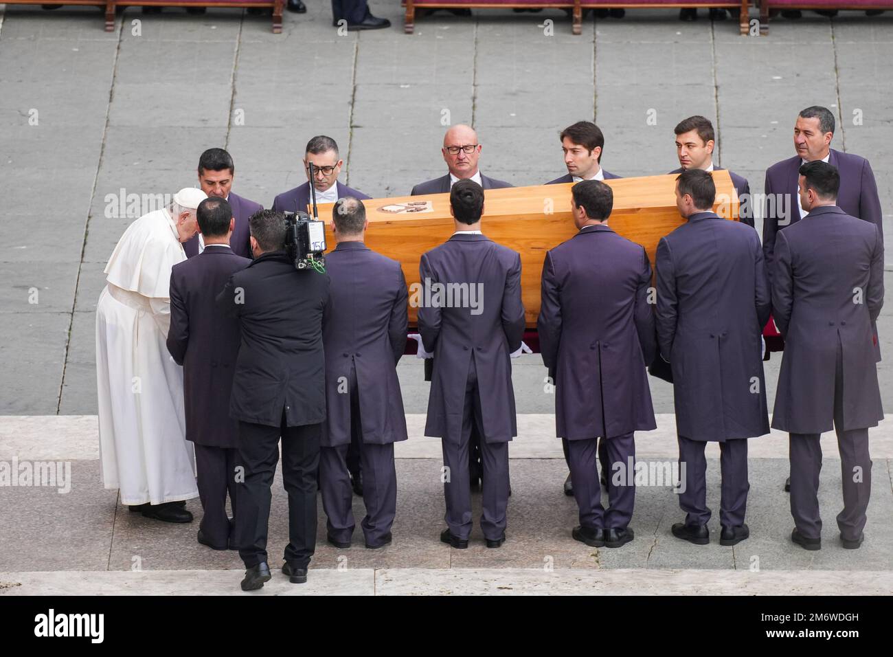 Vatikan, Vatikan. 05. Januar 2023. Papst Franziskus betet und segnet den Sarg des verstorbenen Papstes Emeritus Benedict XVI. Nach der öffentlichen Bestattungsmesse. Papst Emeritus Benedict XVI. Starb im Alter von 95 Jahren am 31. Dezember im Kloster Hook Ecclesiae im Vatikan, wo er die letzten zehn Jahre verbracht hatte. Kredit: SOPA Images Limited/Alamy Live News Stockfoto