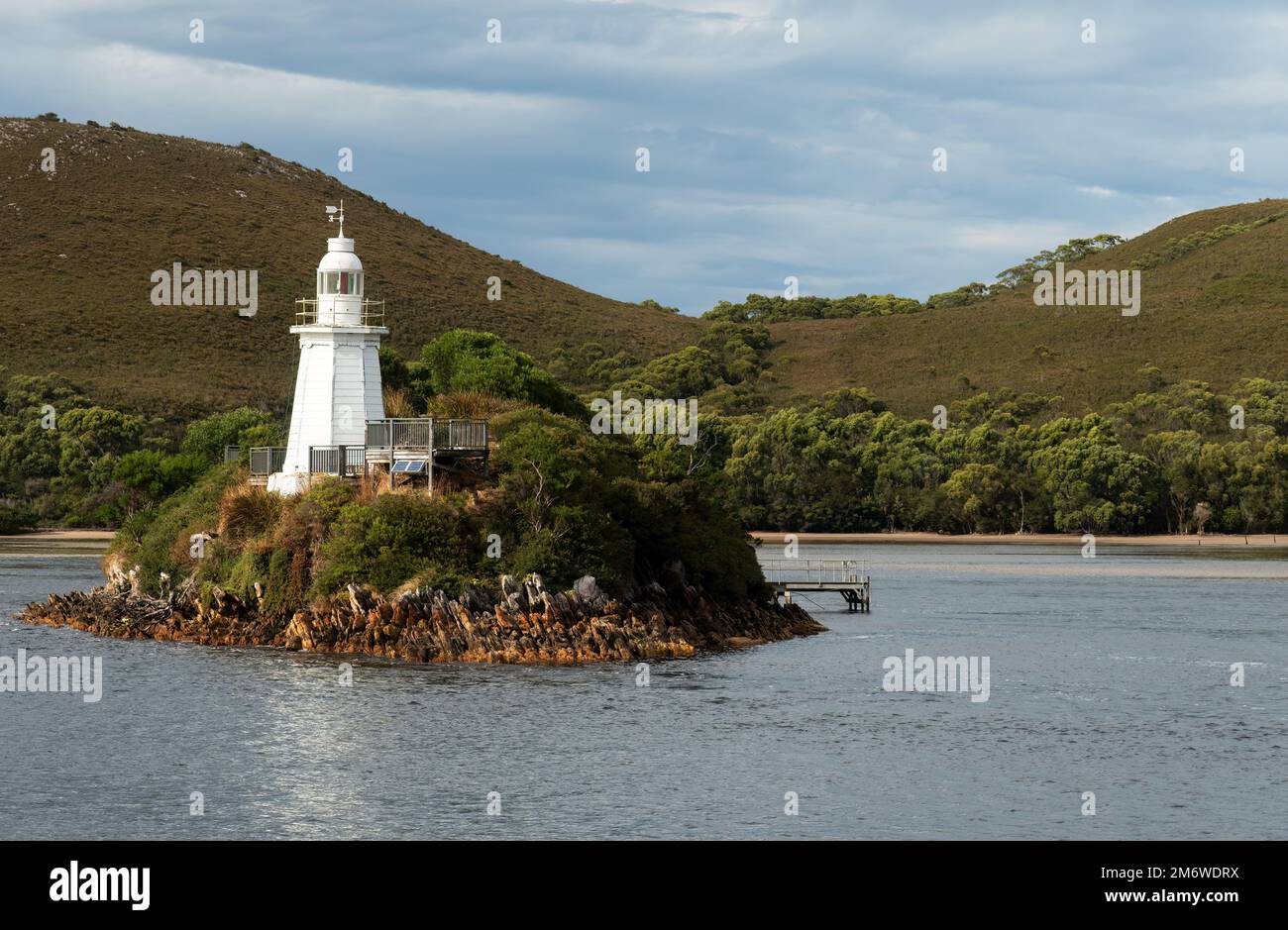 Leuchtturm auf einer Insel im Hafen von Macquarie in der Nähe von Strahan an der Westküste Tasmaniens. Stockfoto