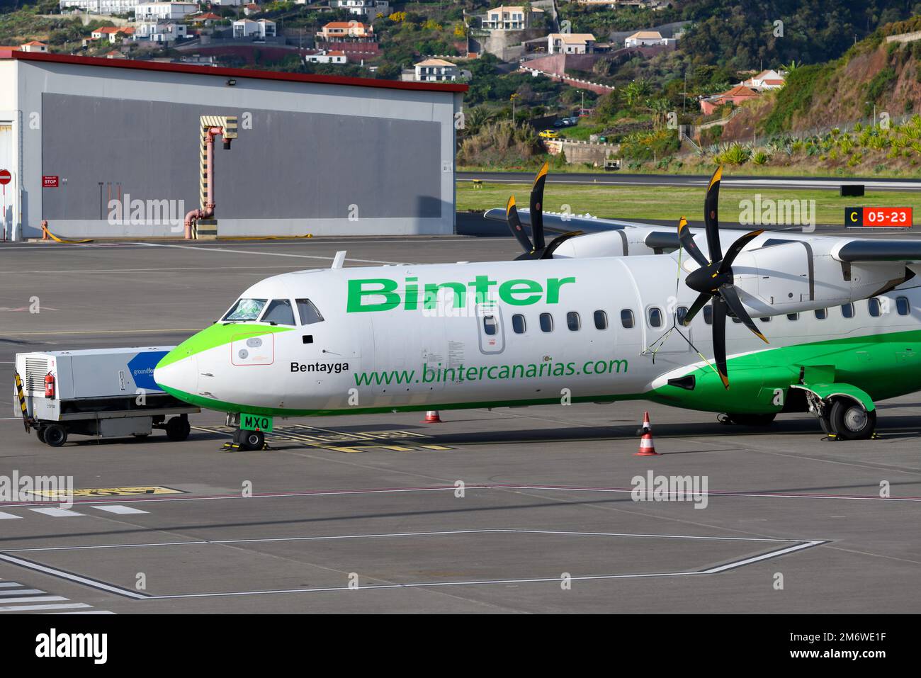 Flugzeuge Binter Canarias ATR 72 in Madeira, Portugal, abgestellt. Flugzeug ATR 72-600 der Fluggesellschaft Binter Canarias. Stockfoto