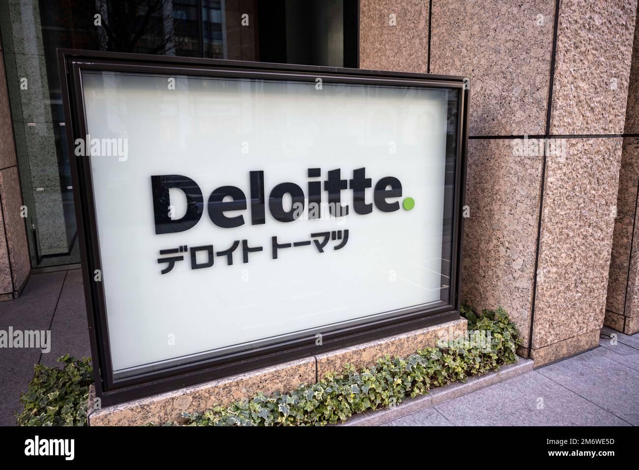 Tokio, Japan. 3. Januar 2023. Ein Büro in Deloitte in Tokio. Das Netzwerk für professionelle Dienstleistungen, das unter dem Namen Deloitte Touche Tohmatsu Limited bekannt ist, ist auf Audit, Beratung, Finanzberatung, Risikoberatung, Steuern, Und Juristische Dienstleistungen und ist der Grund für viele Kontroversen in der Welt der Investmentbanken-Finanzen. Marunouchi ist ein wichtiger zentraler Geschäftsbezirk in der Nähe des Kaiserpalastes und des Bahnhofs von Tokio. Es ist eines der wichtigsten Zentren der japanischen Wirtschaft und Wirtschaft. (Kreditbild: © Taidgh Barron/ZUMA Press Wire) Stockfoto