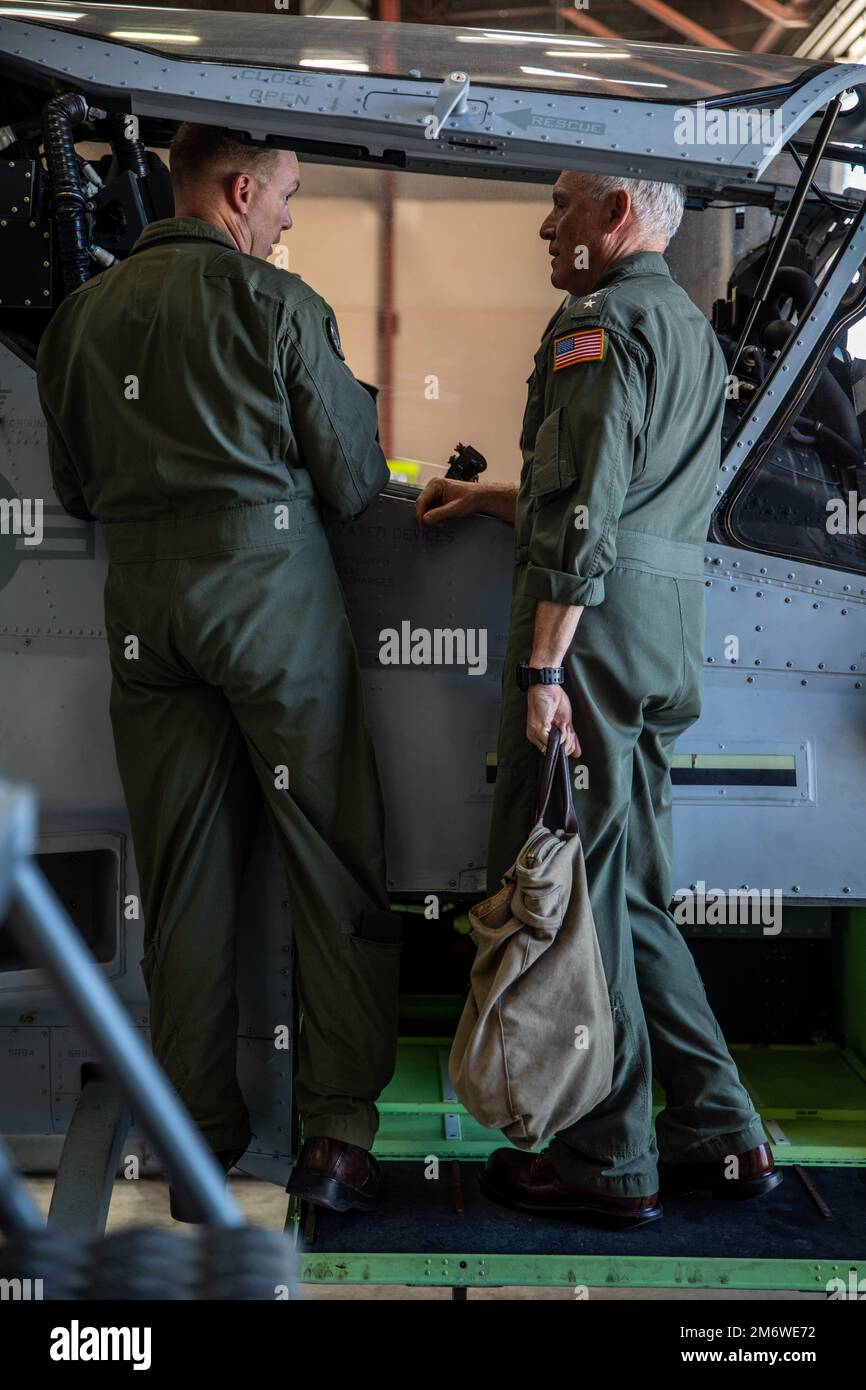 Vizeadmiral Kenneth Whitesell, Befehlshaber der Marine Air Forces, trifft sich mit der Führung der Marine Aircraft Group (mag) 39 in der Marine Corps Air Station Camp Pendleton, Kalifornien, 6. Mai 2022. Während Whitesells Tour schaute er sich die organisierte Unterstützung der Kampfflugzeuge, die Bodenunterstützung der Luftfahrt und die Logistikkapazitäten an, die mag-39 für den Betrieb der AH-1Z Viper, UH-1Y Venom und MV-22B Osprey nutzt. Stockfoto