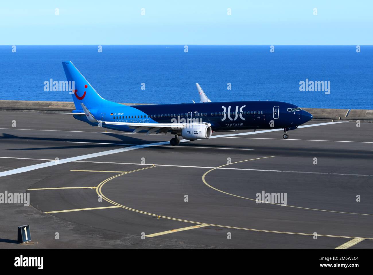 TUI Deutschland Boeing 737 landet mit Seitenwind am Flughafen Madeira. Flugzeug von TUI, Ankunft am Flughafen Funchal mit Seitenwind Turbulenz. Stockfoto