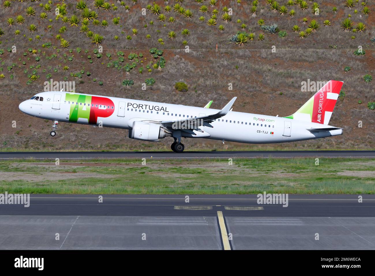 TIPPE AUF Air Portugal Airbus A321, die abhebt. Flugzeug A321 von TAP Portugal rotierend. Stockfoto