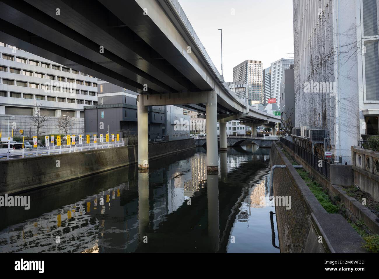 Tokio, Japan. 3. Januar 2023. Eine Autobahnüberführung über dem Kanda River in Tokio. Die Stadt ist berühmt für ihre Autobahnen, die über Flüsse gebaut wurden, und hat begonnen, städtische Autobahnen abzubauen, um Grünwege entlang der zahlreichen Flüsse und Kanäle der Stadt zu schaffen. Marunouchi ist ein wichtiges zentrales Geschäftsviertel in der Nähe des Kaiserpalastes und des Bahnhofs von Tokio. Es ist eines der wichtigsten Zentren der japanischen Wirtschaft und Wirtschaft. (Kreditbild: © Taidgh Barron/ZUMA Press Wire) Stockfoto