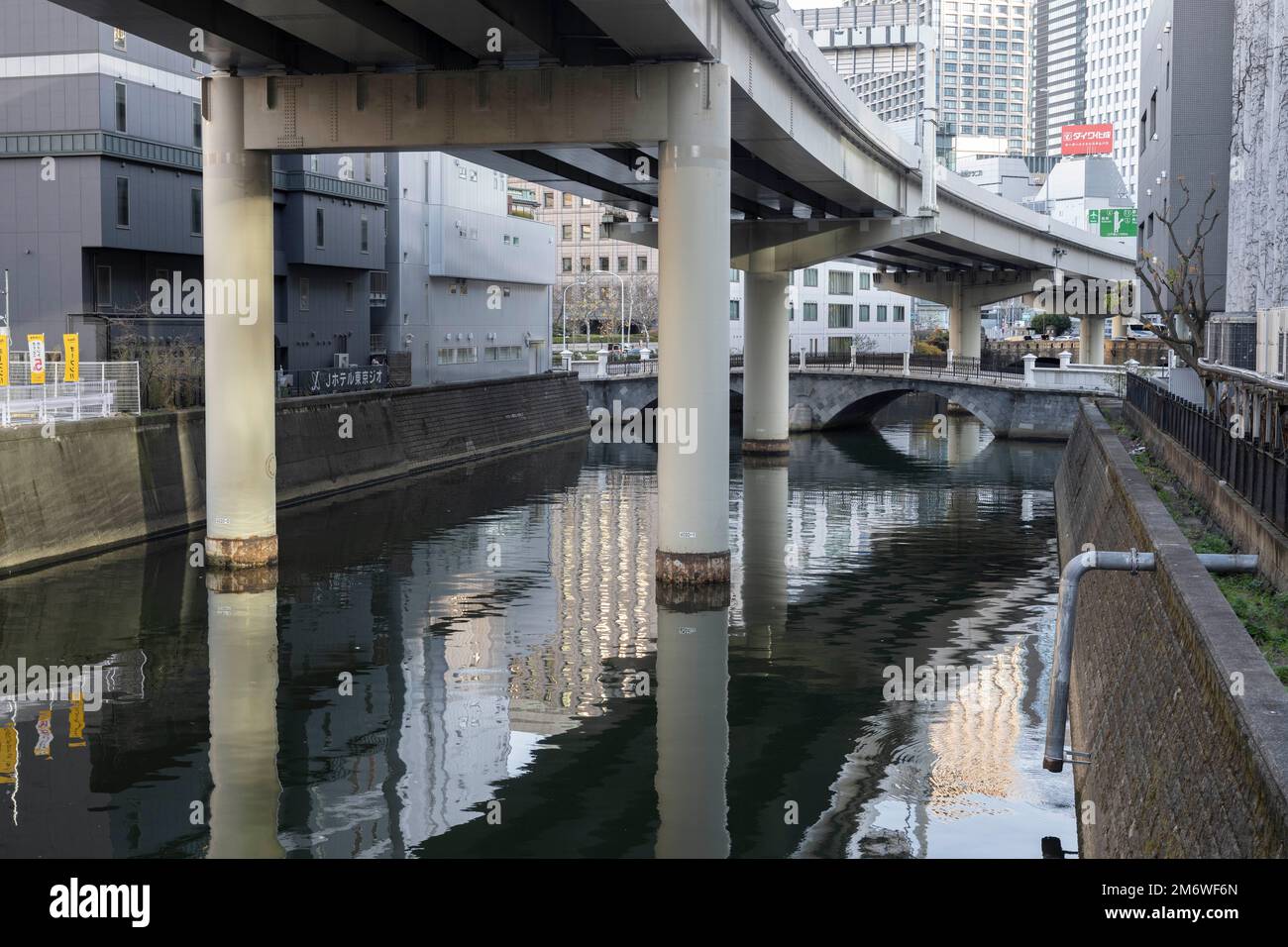 Tokio, Japan. 3. Januar 2023. Eine Autobahnüberführung über dem Kanda River in Tokio. Die Stadt ist berühmt für ihre Autobahnen, die über Flüsse gebaut wurden, und hat begonnen, städtische Autobahnen abzubauen, um Grünwege entlang der zahlreichen Flüsse und Kanäle der Stadt zu schaffen. Marunouchi ist ein wichtiges zentrales Geschäftsviertel in der Nähe des Kaiserpalastes und des Bahnhofs von Tokio. Es ist eines der wichtigsten Zentren der japanischen Wirtschaft und Wirtschaft. (Kreditbild: © Taidgh Barron/ZUMA Press Wire) Stockfoto