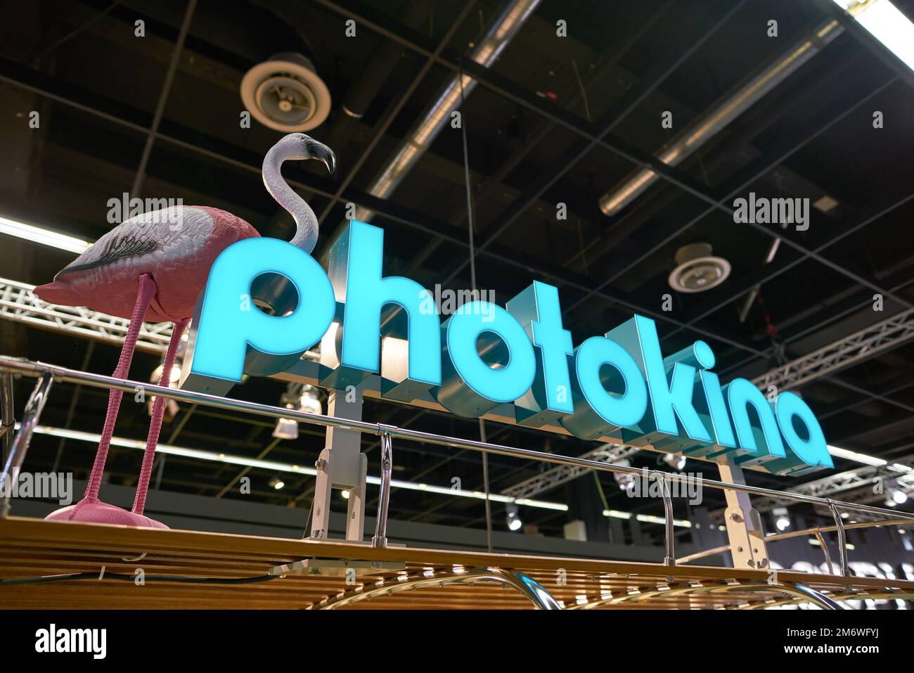 KÖLN, DEUTSCHLAND - CIRCA SEPTEMBER 2018: Nahaufnahme des Photokina-Zeichens aus der Photokina-Ausstellung. Stockfoto