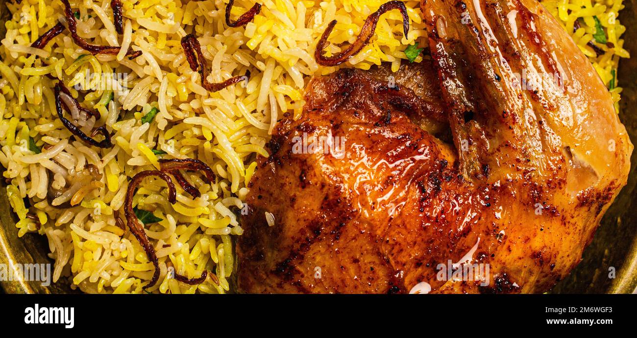 Nahaufnahme Makro von köstlichen indischen Gericht Biryani Huhn Bein mit Basmati-Reis Stockfoto