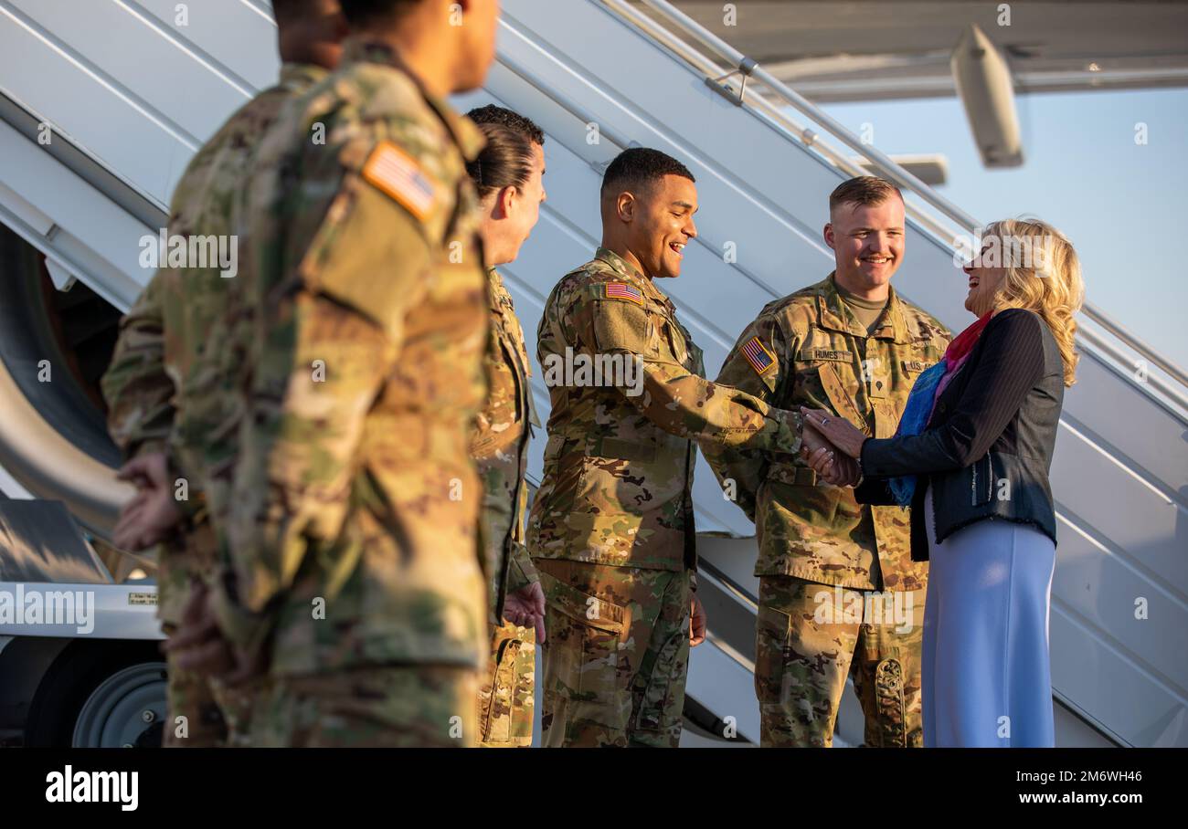 Die First Lady der Vereinigten Staaten, Dr. Jill Biden, überreicht den USA Münzen Soldaten der Nationalgarde Delaware, die die Area Support Group-Black Sea am Luftwaffenstützpunkt Mihail Kogalniceanu, Rumänien, unterstützen, am 6. Mai 2022. Seit seinem Beitritt zur NATO im Jahr 2004 und zur EU im Jahr 2007 hat Rumänien ein starkes Engagement für beide Organisationen unter Beweis gestellt und sich als ausgezeichneter US-Sicherheitspartner in Südosteuropa und in zahlreichen Konfliktgebieten erwiesen. Stockfoto