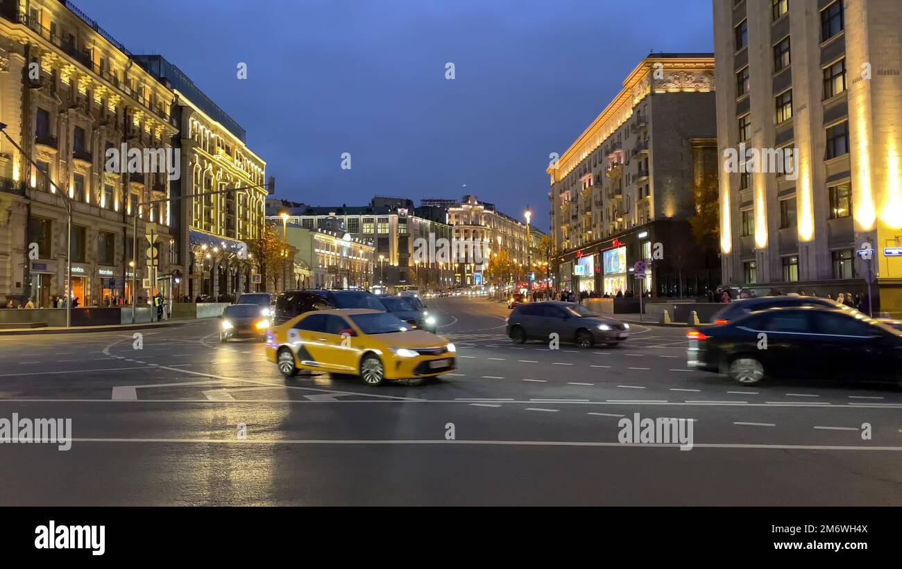 MOSKAU - JULI 14: Autoverkehr auf der Hauptstraße von Tverskaya am 14. Juli 2021 in Moskau, Russland MOSKAU - JULI 14: Autoverkehr o Stockfoto