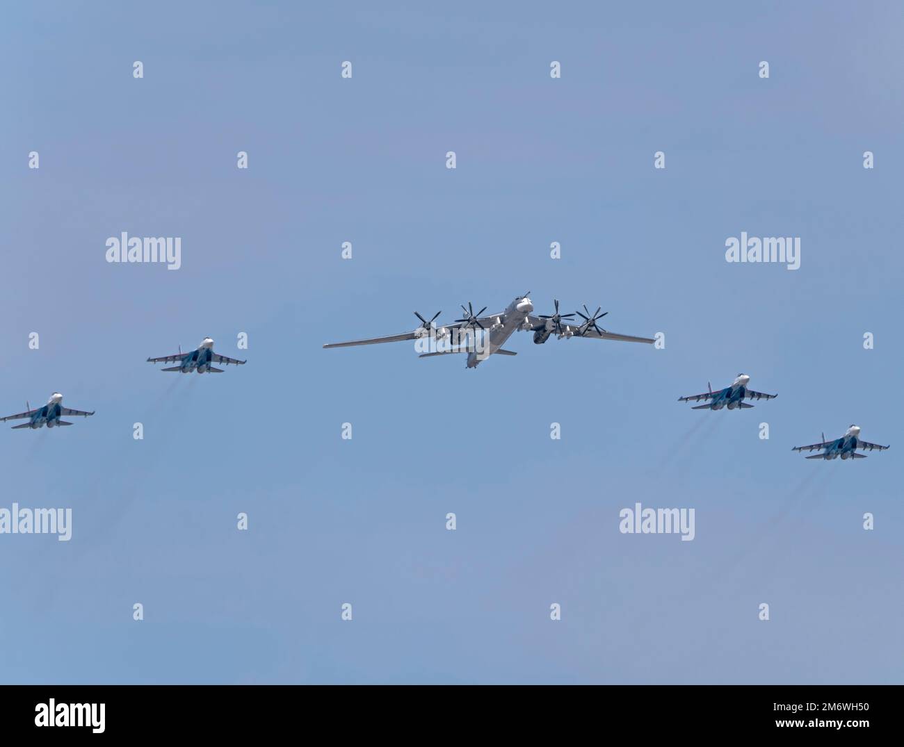 MOSKAU, RUSSLAND - 7. MAI 2022: Avia-Parade in Moskau. Su-35 und strategischer Bomber und Raketenplattform TU-95 am Himmel auf Parade Stockfoto