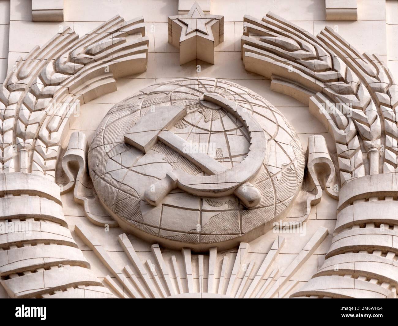 Wappen der UdSSR auf dem Gebäude des Außenministeriums der Russischen Föderation in Moskau Stockfoto