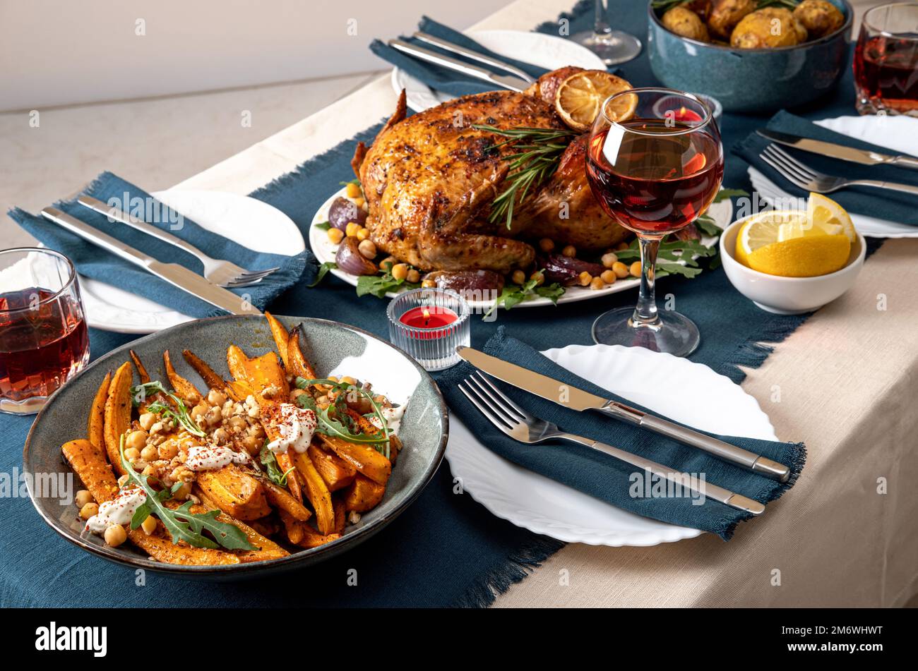 Traditionelles Weihnachtsessen zu Thanksgiving. Gebackenes Hähnchen, Kartoffeln und Beilagen. Familienfeier oder -Versammlung. Herbsttabelle Stockfoto