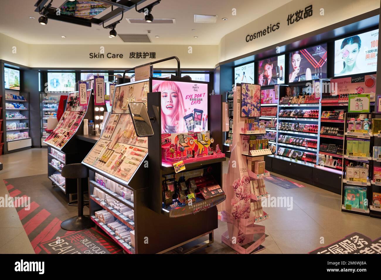 SHENZHEN, CHINA - CIRCA NOVEMBER 2019: Körperpflegeprodukte werden im Watsons Store in Shenzhen ausgestellt. Watsons ist ein Hong Kong Gesundheits- und Schönheitssalon Stockfoto
