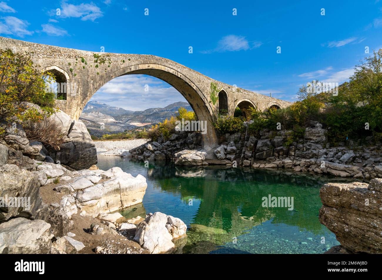 Blick auf die osmanische Mesi-Brücke in der Nähe von Shkoder im Nordwesten Albaniens Stockfoto