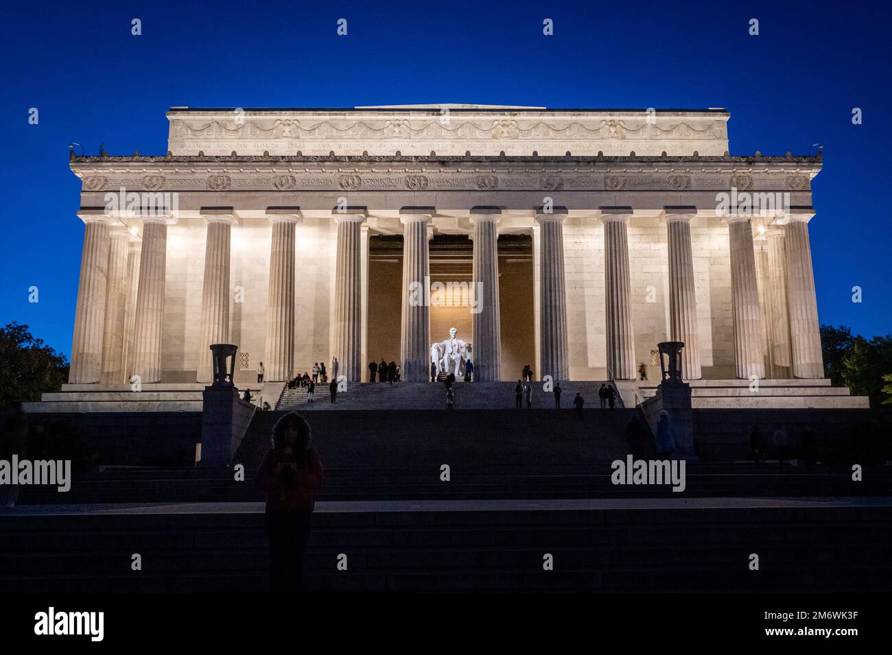 Blick auf den Sonnenuntergang über die Fassade des Lincoln Memorial, dem Denkmal an der National Mall in Washington, D.C. Keine Wolken, dunkle Stimmung, Blick nach vorne. Stockfoto