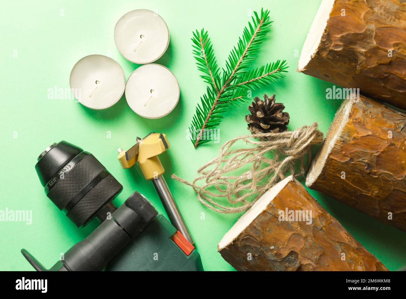 Kerzenhalter für Heimwerkerweihnachten aus Pinienstämmen, Kerzen, handgefertigten Seilen, Tannenzweigen und Tannenzapfen. Layout o Stockfoto