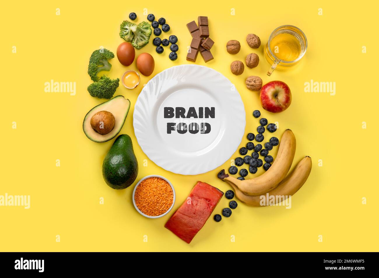 Die besten Lebensmittel für Gehirn und Gedächtnis auf gelbem Hintergrund. Nahrung für Geist und Energie. Gesunder Lebensstil. Speicherplatz kopieren. Top-Video Stockfoto