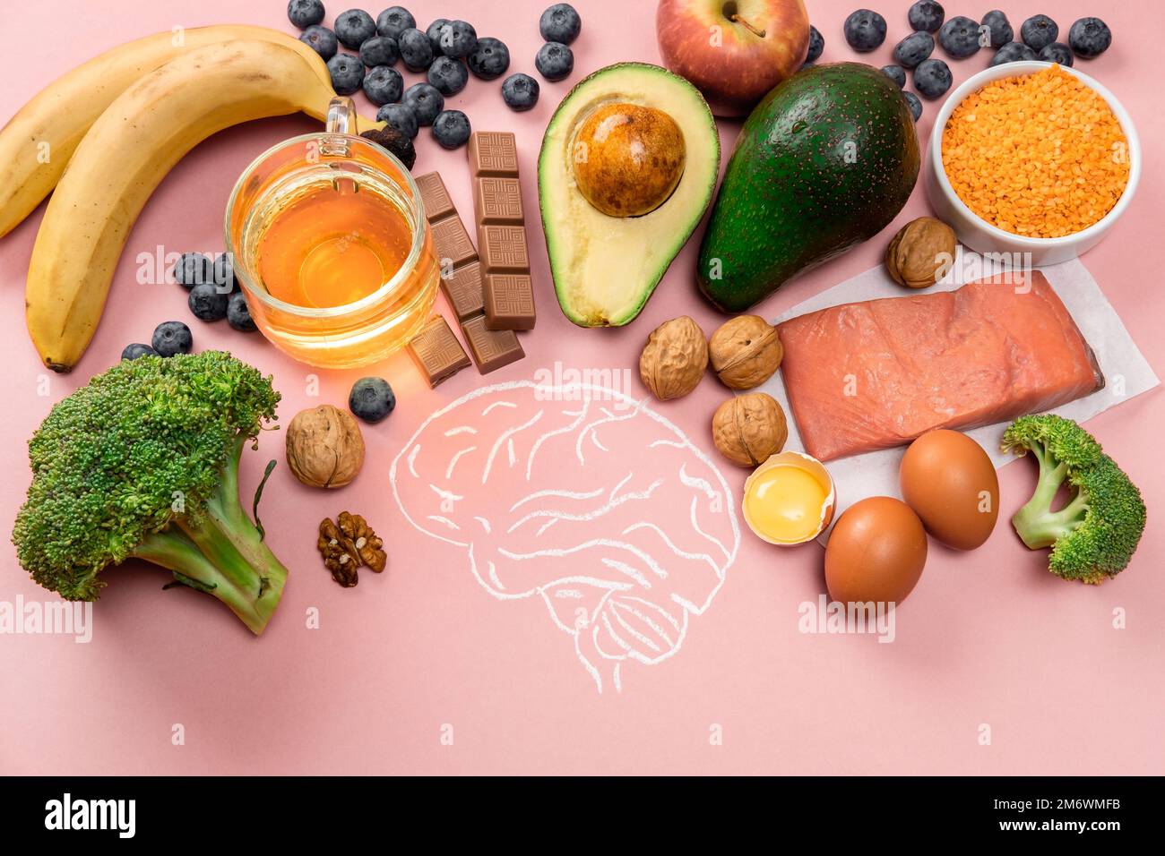 Die besten Lebensmittel für Gehirn und Gedächtnis auf pinkfarbenem Hintergrund. Nahrung für Geist und Energie. Gesunder Lebensstil. Speicherplatz kopieren. Draufsicht Stockfoto