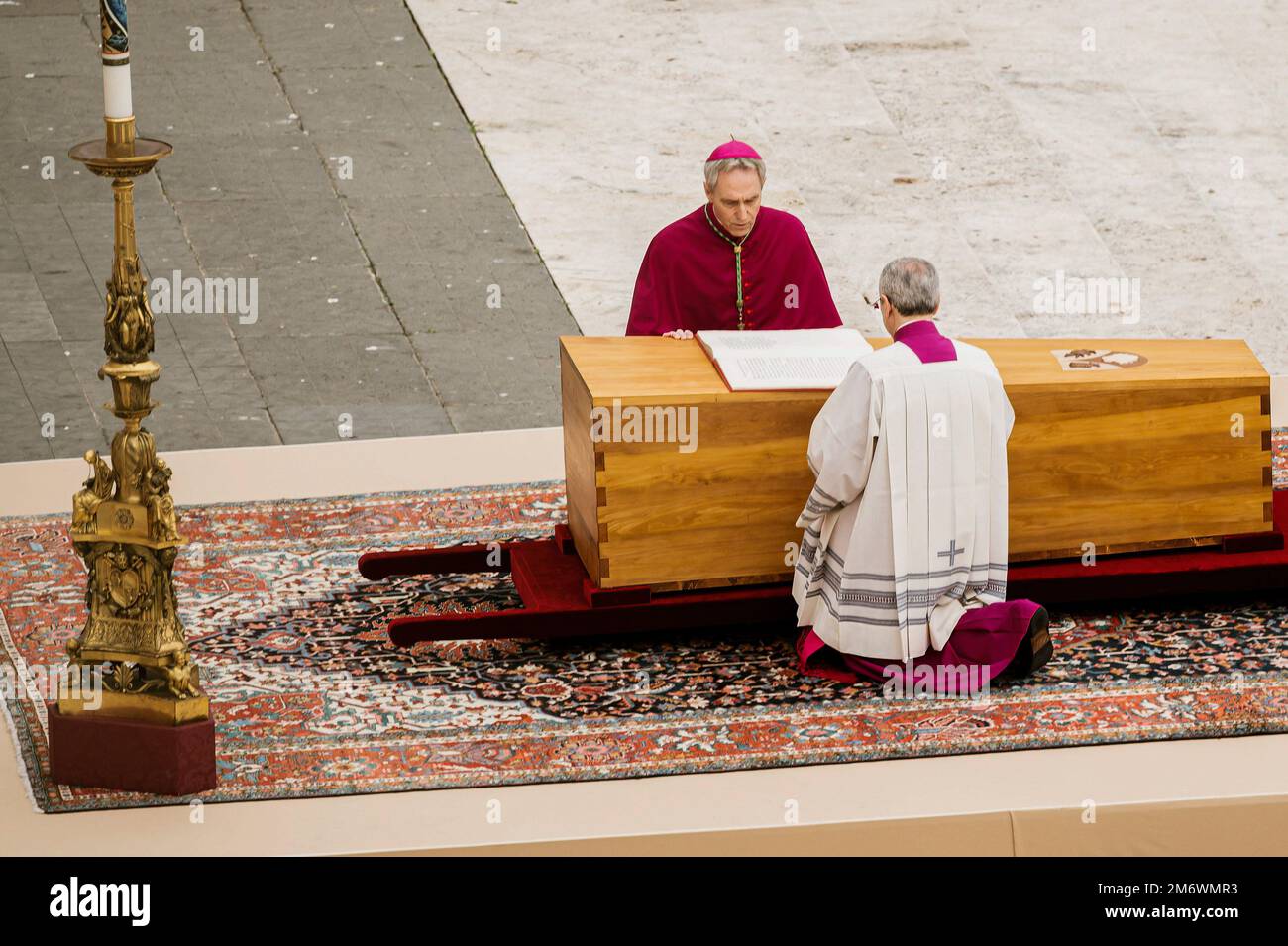 Rom, Italien. 05. Januar 2023. Kardinäle in der Nähe des Sarges gesehen. Papst Franziskus Beerdigungszeremonie für seinen Vorgänger, Papst Benedikt XVI. (Joseph Ratzinger), der 2013 von seinem Amt zurücktrat und den Titel Emeritus erhielt, ein innovativer Titel, der noch am Leben ist, während ein neuer Papst (Franziskus) im Vatikan regiert. Auf dem Platz versammelten sich Tausende von Menschen sowie eine italienische und eine deutsche institutionelle Vertretung, um Benedikt XVI. Zu ehren Kredit: SOPA Images Limited/Alamy Live News Stockfoto