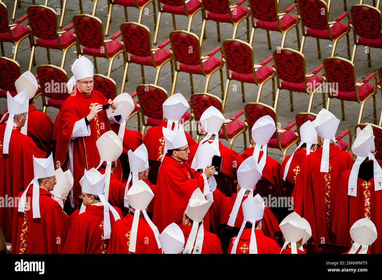 Rom, Italien. 05. Januar 2023. Kardinäle beim Fotografieren gesehen. Papst Franziskus Beerdigungszeremonie für seinen Vorgänger, Papst Benedikt XVI. (Joseph Ratzinger), der 2013 von seinem Amt zurücktrat und den Titel Emeritus erhielt, ein innovativer Titel, der noch am Leben ist, während ein neuer Papst (Franziskus) im Vatikan regiert. Auf dem Platz versammelten sich Tausende von Menschen sowie eine italienische und eine deutsche institutionelle Vertretung, um Benedikt XVI. Zu ehren Kredit: SOPA Images Limited/Alamy Live News Stockfoto