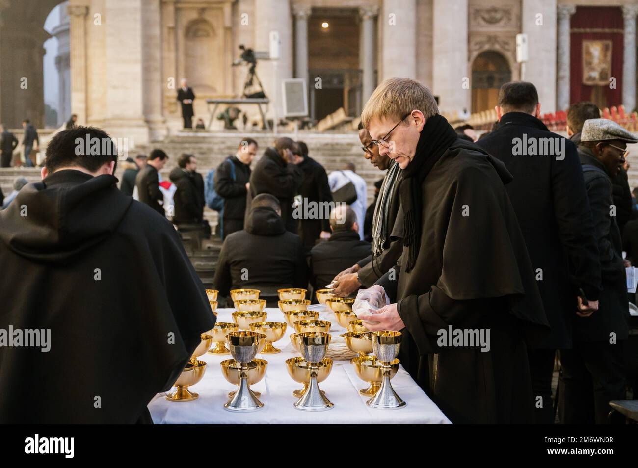 Rom, Italien. 05. Januar 2023. Priester haben Wirte vorbereitet. Papst Franziskus Beerdigungszeremonie für seinen Vorgänger, Papst Benedikt XVI. (Joseph Ratzinger), der 2013 von seinem Amt zurücktrat und den Titel Emeritus erhielt, ein innovativer Titel, der noch am Leben ist, während ein neuer Papst (Franziskus) im Vatikan regiert. Auf dem Platz versammelten sich Tausende von Menschen sowie eine italienische und eine deutsche institutionelle Vertretung, um Benedikt XVI. Zu ehren Kredit: SOPA Images Limited/Alamy Live News Stockfoto