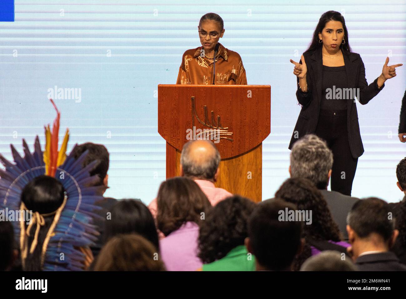 Brasilia, Brasilien. 04. Januar 2023. Marina Silva hält während ihrer Amtszeit als Ministerin für Umwelt und Klimawandel eine Rede vor der Öffentlichkeit. Amtseinführung von Maria Osmarina da Silva Vaz de Lima, Ministerin für Umwelt und Klimawandel der neuen brasilianischen Regierung von Lula (Luiz Inácio Lula da Silva) in Brasilia. Die Zeremonie fand im Regierungspalast „Palácio do Planalto“ statt. Kredit: SOPA Images Limited/Alamy Live News Stockfoto