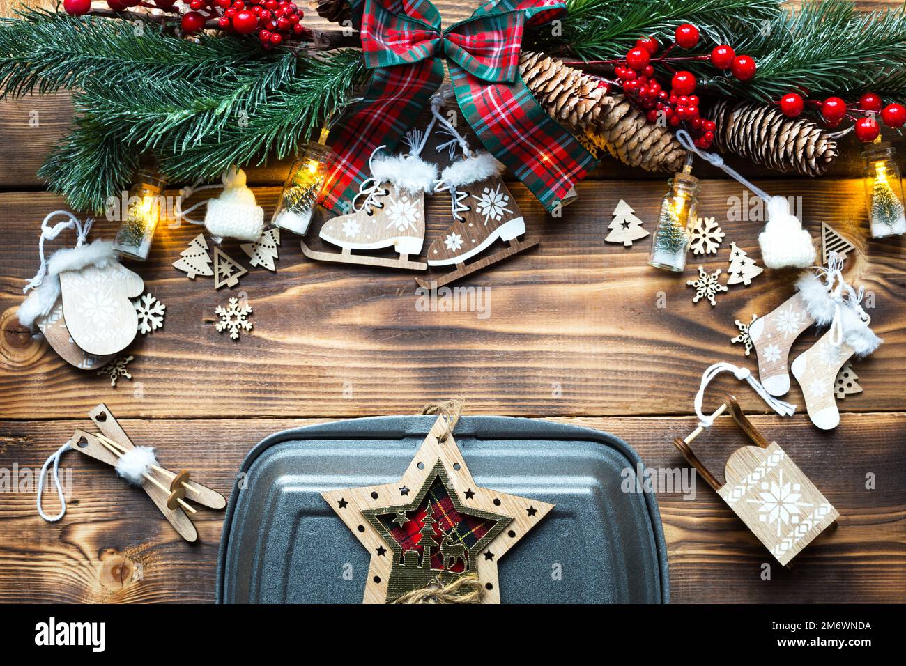 Weihnachtsdekor von Speisenbehältern. Silvester-Aktion. Gebrauchsfertige Bestellung, Einwegkunststoff und pape Stockfoto