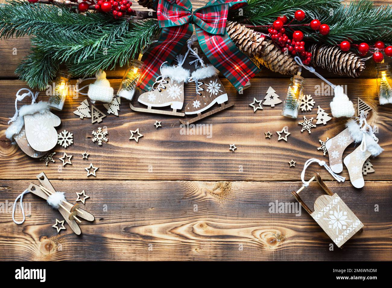 Rahmen mit Weihnachtsdekor, Wintersport auf Holzhintergrund. Neujahr aktiv und umweltfreundlich, Feiertagsstimmung, Dekoration: sk Stockfoto