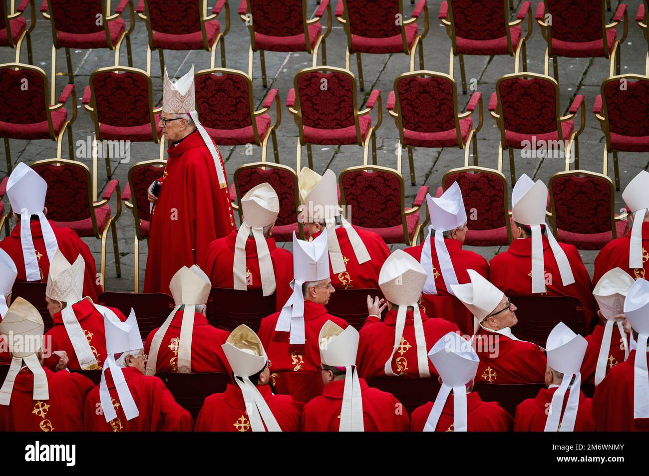 Rom, Italien. 05. Januar 2023. Kardinäle, die auf die Zeremonie warten. Papst Franziskus Beerdigungszeremonie für seinen Vorgänger, Papst Benedikt XVI. (Joseph Ratzinger), der 2013 von seinem Amt zurücktrat und den Titel Emeritus erhielt, ein innovativer Titel, der noch am Leben ist, während ein neuer Papst (Franziskus) im Vatikan regiert. Auf dem Platz versammelten sich Tausende von Menschen sowie eine italienische und eine deutsche institutionelle Vertretung, um Benedikt XVI. Zu ehren (Foto: Valeria Ferraro/SOPA Images/Sipa USA) Guthaben: SIPA USA/Alamy Live News Stockfoto