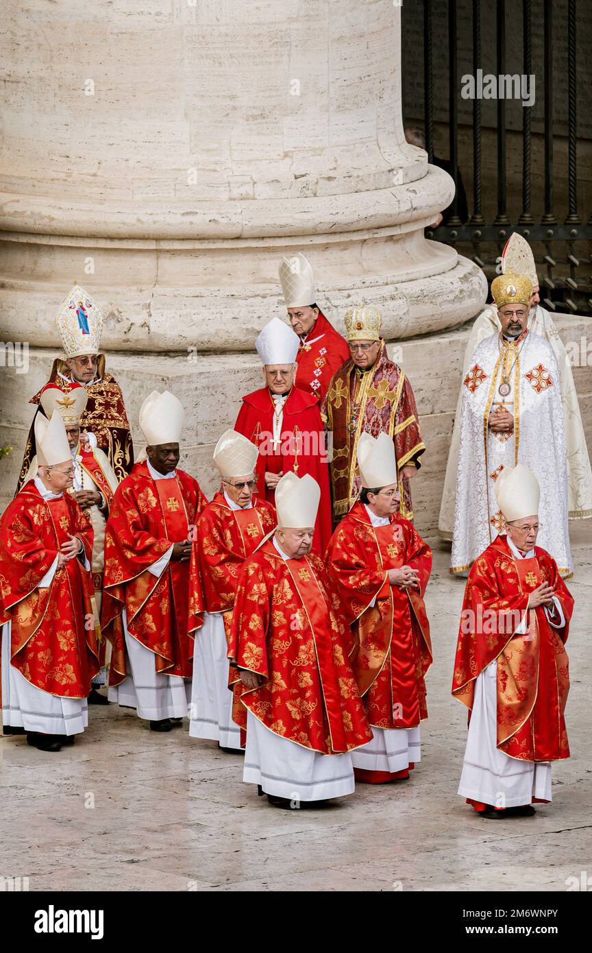 Rom, Italien. 05. Januar 2023. Kardinäle unterschiedlicher Herkunft, die auf dem Platz ankommen. Papst Franziskus Beerdigungszeremonie für seinen Vorgänger, Papst Benedikt XVI. (Joseph Ratzinger), der 2013 von seinem Amt zurücktrat und den Titel Emeritus erhielt, ein innovativer Titel, der noch am Leben ist, während ein neuer Papst (Franziskus) im Vatikan regiert. Auf dem Platz versammelten sich Tausende von Menschen sowie eine italienische und eine deutsche institutionelle Vertretung, um Benedikt XVI. Zu ehren (Foto: Valeria Ferraro/SOPA Images/Sipa USA) Guthaben: SIPA USA/Alamy Live News Stockfoto