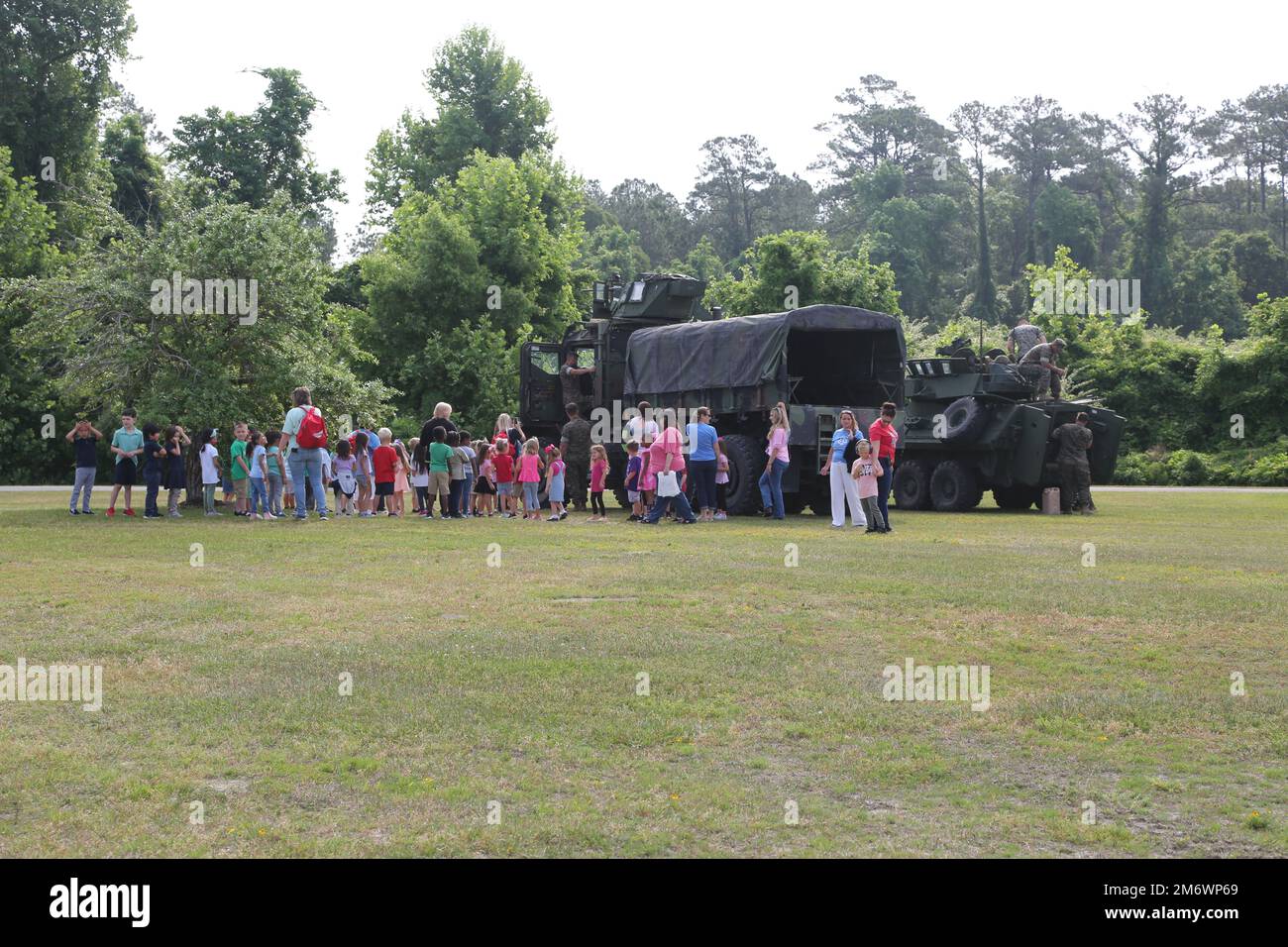 Schüler der Johnson Primary School nehmen an einem Karrieretag zu Ehren des Military Appreciation Day Teil, der von der Schule und mehreren Einheiten der Einrichtung der Johnson Primary School im Marine Corps Base Camp Lejeune, 6. Mai 2022, ausgerichtet wird. Freiwillige vom Combat Logistics Battalion 2, 8. Engineer Support Battalion und der Provost Marshal Office brachten den Schülern durch Fahrzeugtouren und Waffendemonstrationen verschiedene Aspekte ihrer jeweiligen Karriere im Marinekorps bei. Stockfoto